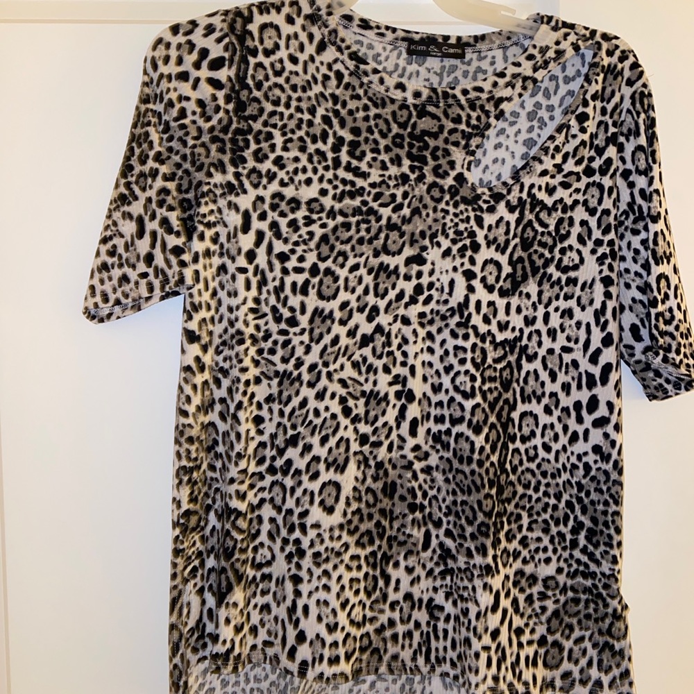 Kim & cami womens shirt size large. New‎ without tags.